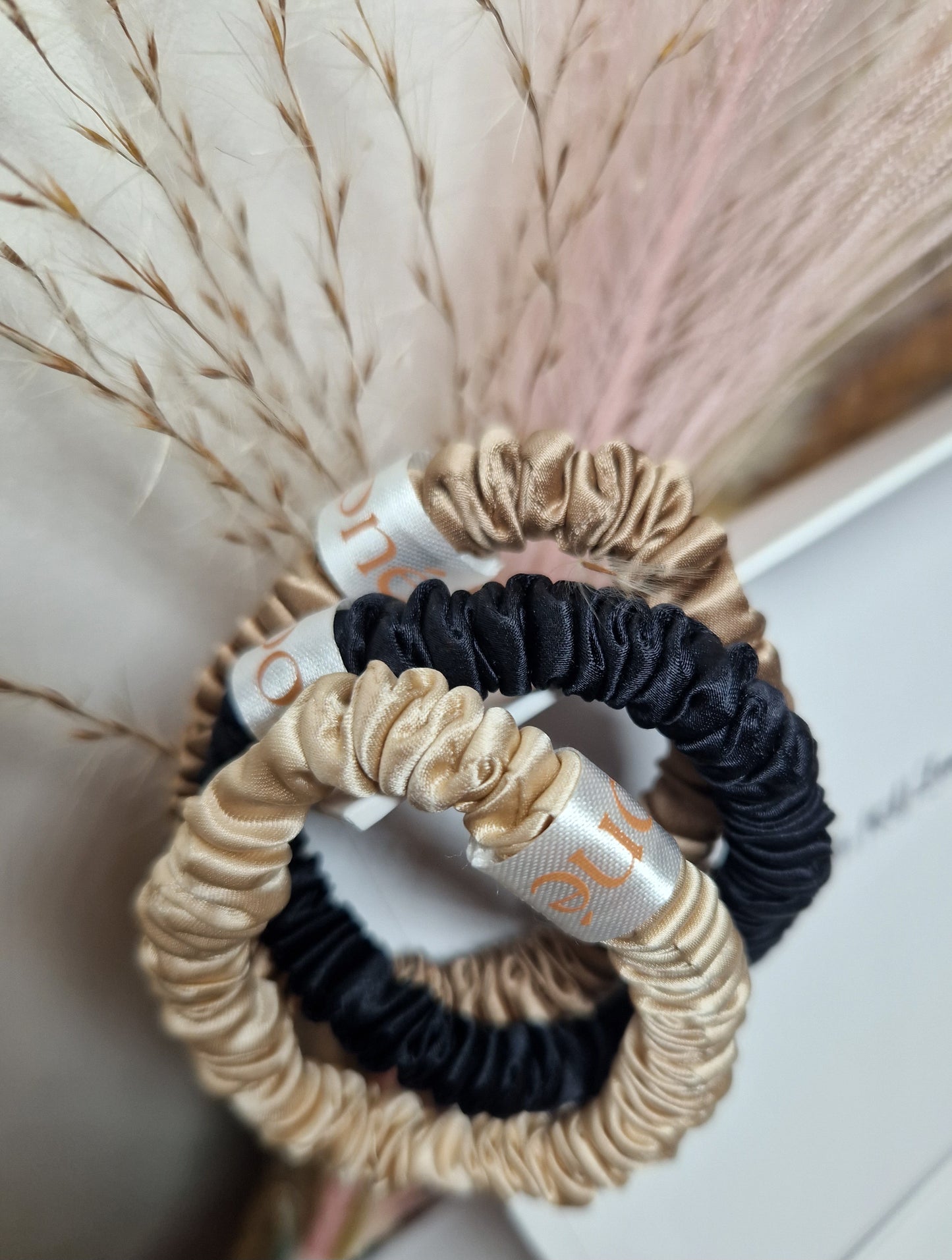 Šilkinė plaukų gumytė, S dydis. Black