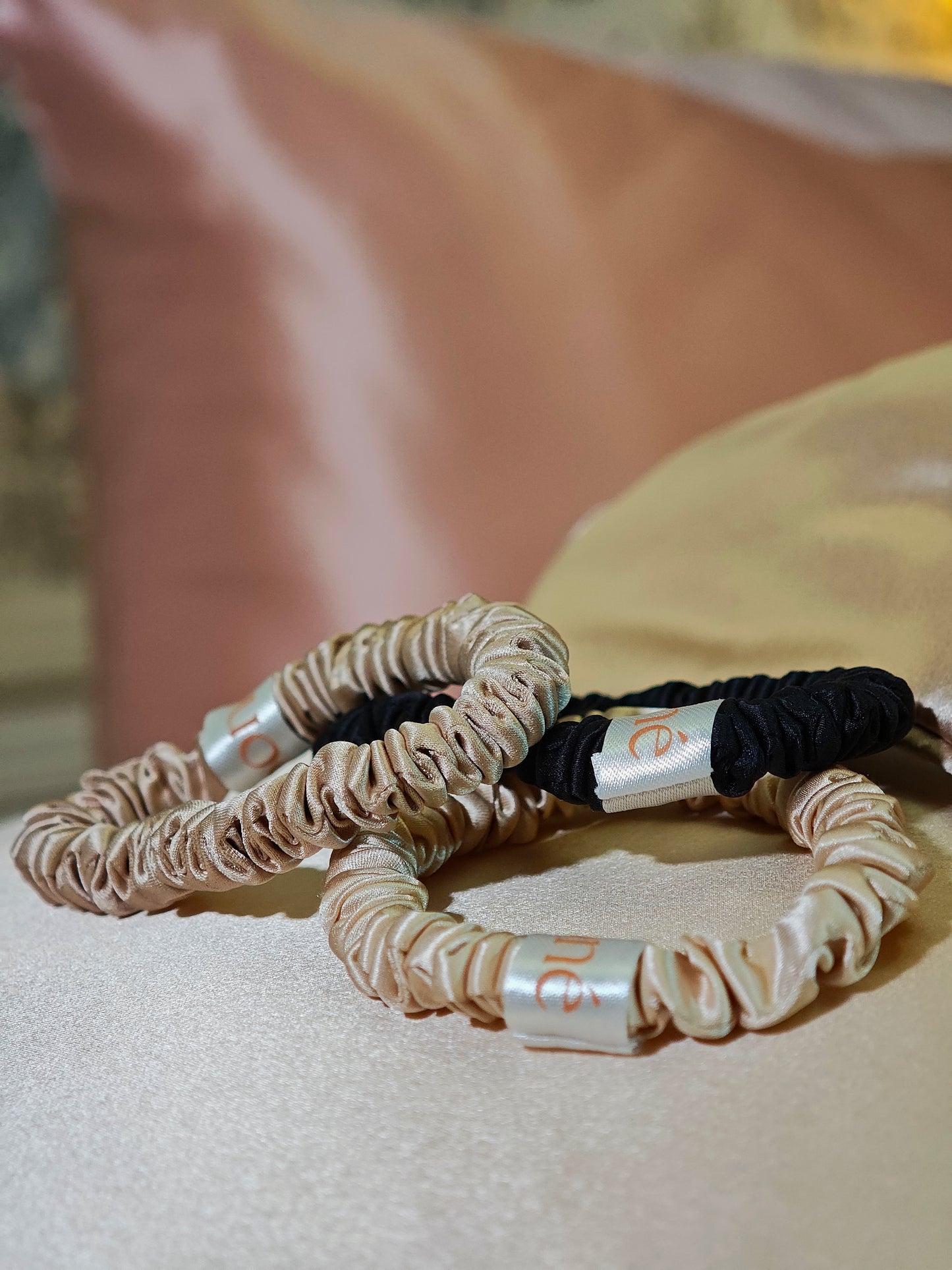 Šilkinė plaukų gumytė, S dydis. Champagne