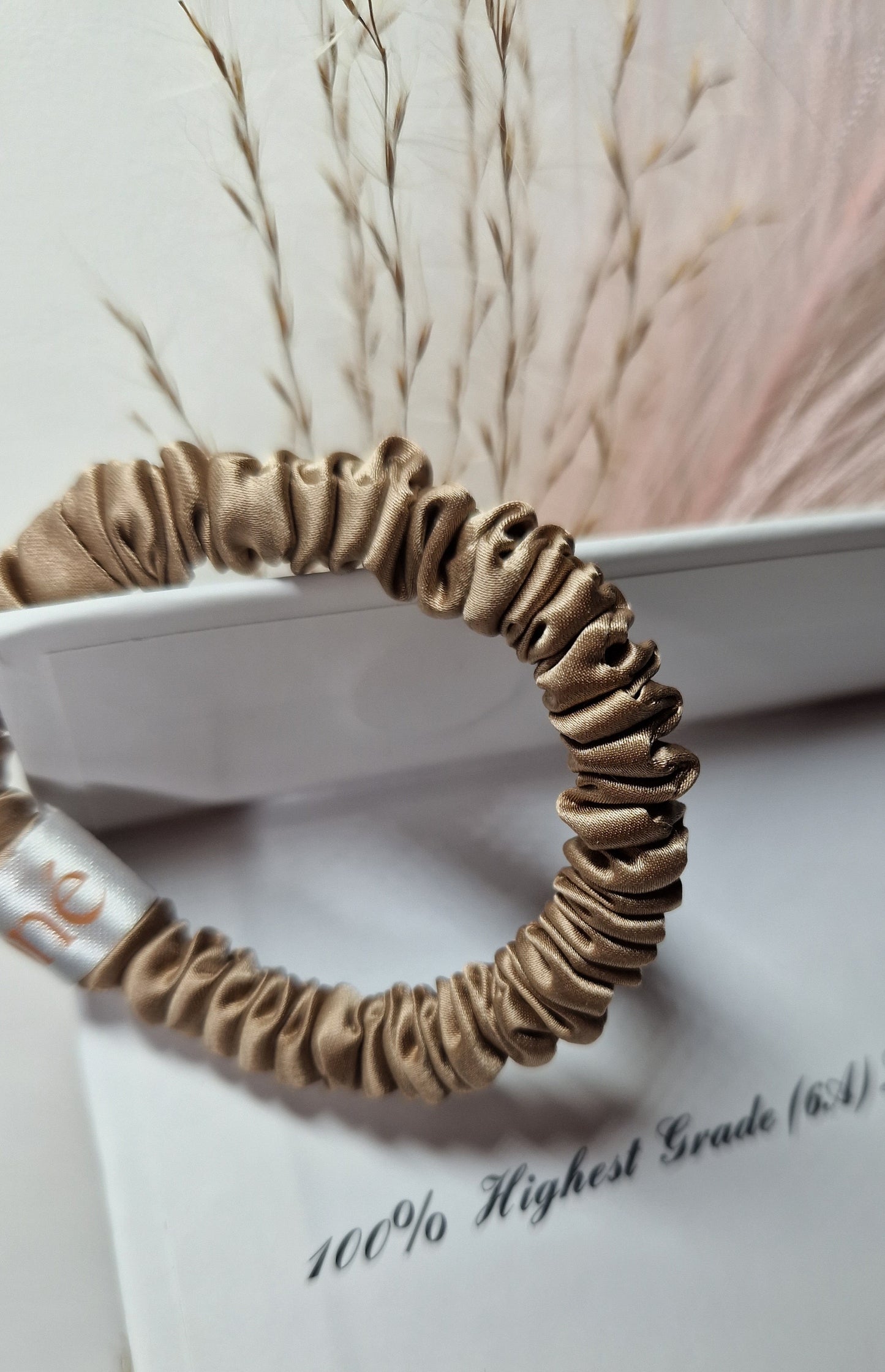 Šilkinė plaukų gumytė, S dydis. Capuchino