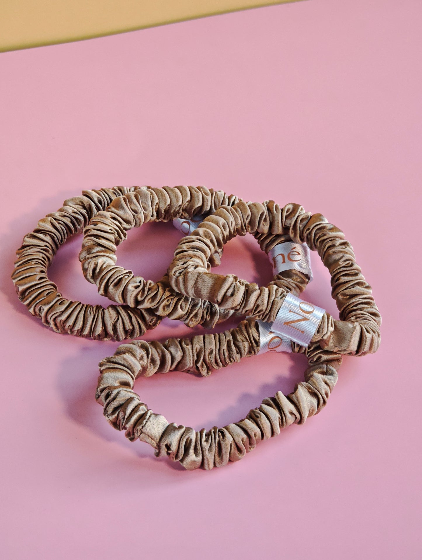 Šilkinė plaukų gumytė, S dydis. Capuchino