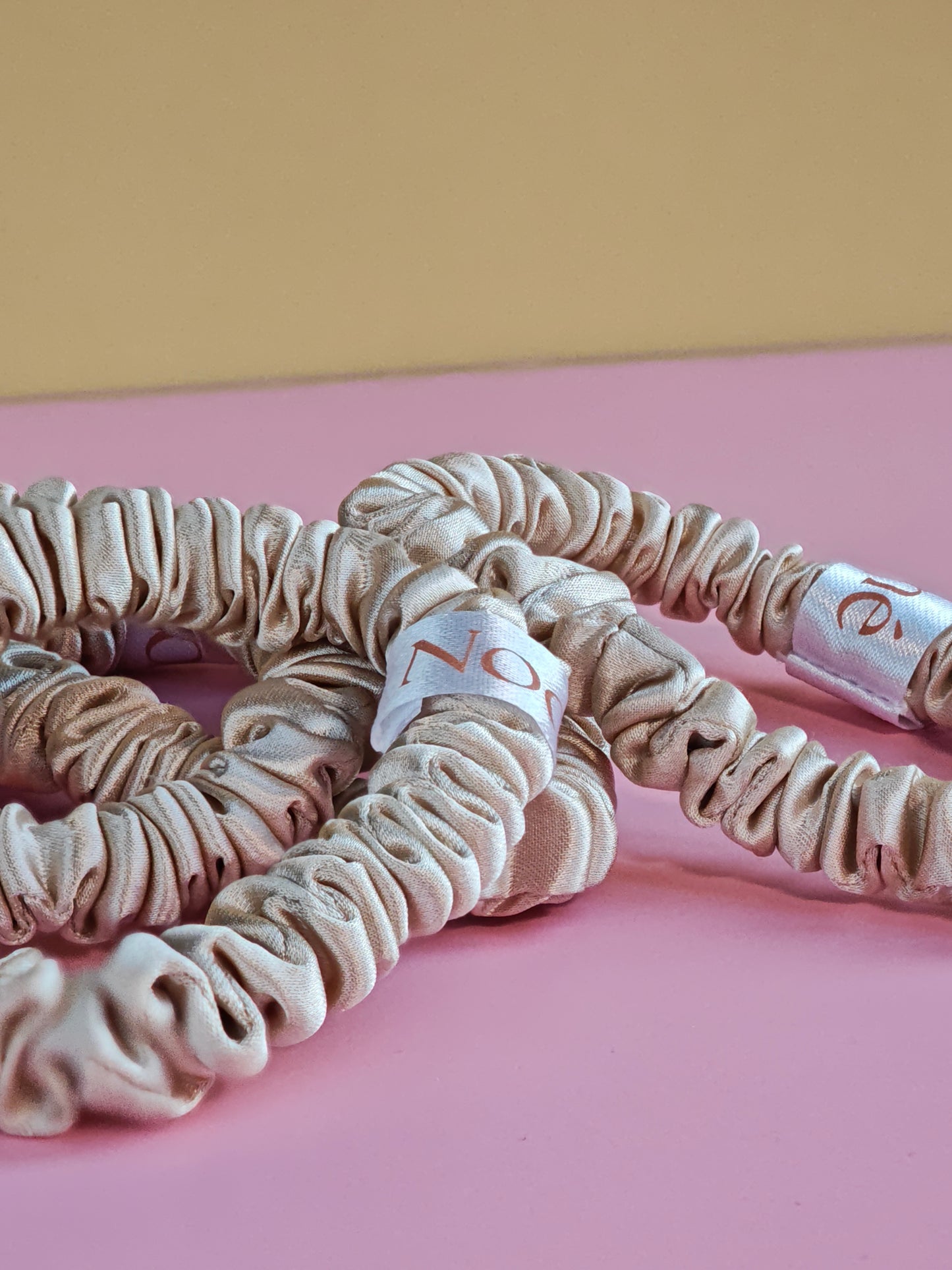 Šilkinė plaukų gumytė, S dydis. Champagne