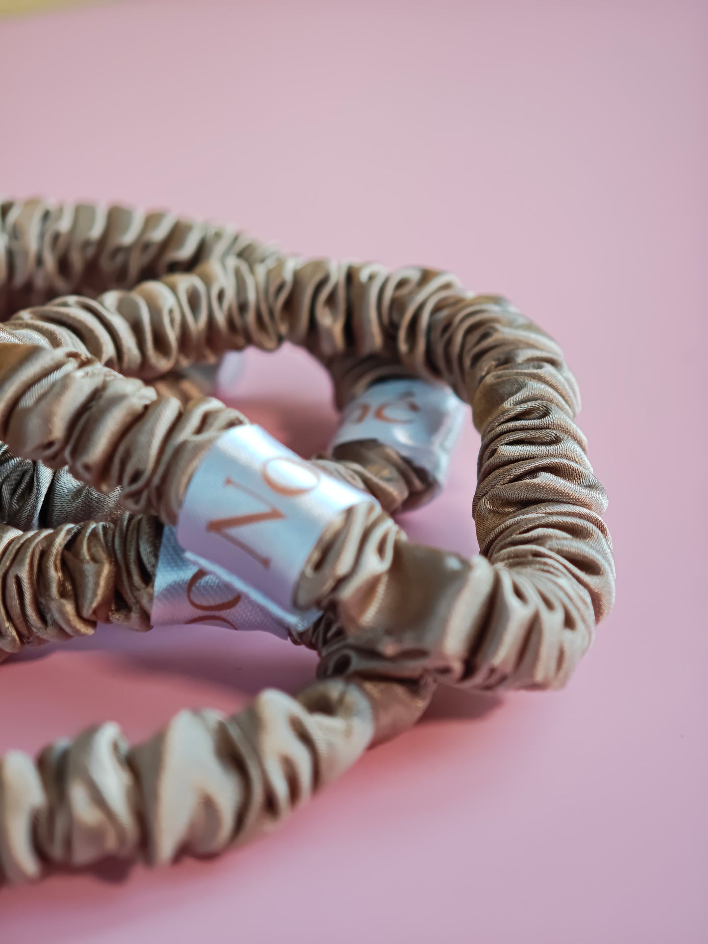 Šilkinė plaukų gumytė, S dydis. Capuchino